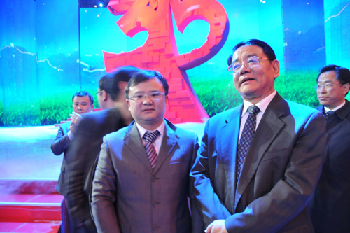 國(guó)家質(zhì)檢總局副局長(zhǎng)劉平均在中央電視臺(tái)演播大廳 2012年3.15晚會(huì)直播現(xiàn)場(chǎng)與中國(guó)質(zhì)量檢驗(yàn)協(xié)會(huì)企業(yè)工作部副主任王劍合影留念。